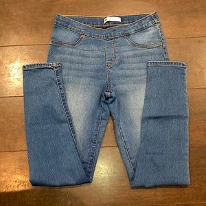 Girls Levis pull on jegging. Size 14R.